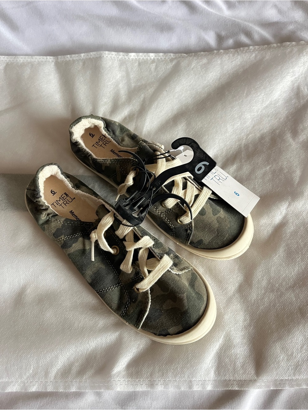 Time and Tru Womens 6 Camo Canvas Scrunchback Memory Foam Sneakers